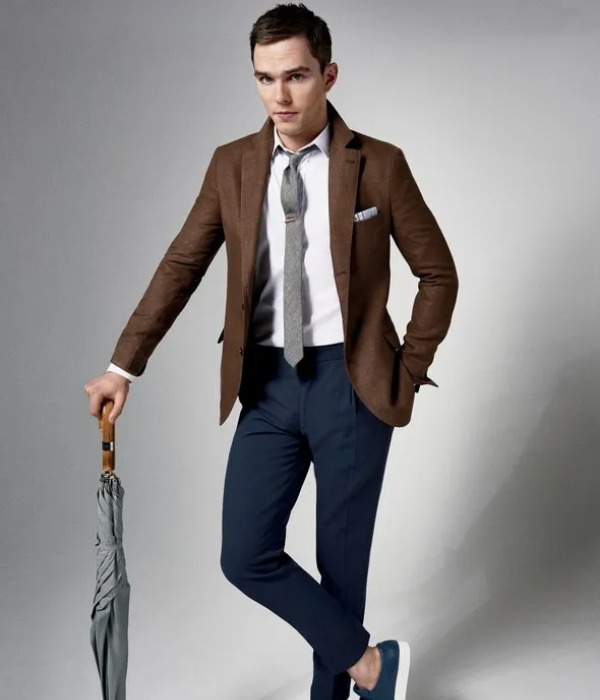 A Dual-colored Causal Suit On A Casual Day